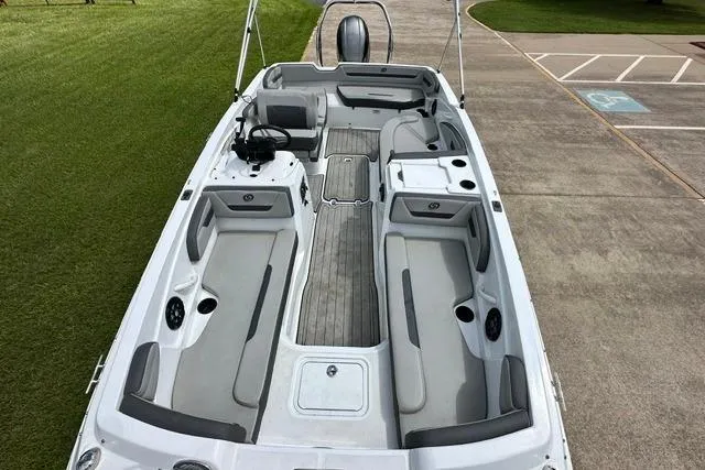 Slide: The Image of Hurricane SunDeck Sport 205 OB 2021 - 9