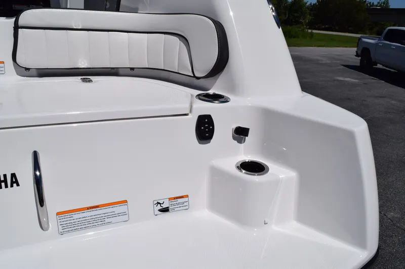 Slide: The Image of Yamaha Boats 255 FSH Sport H 2026, white interior, seating and cup holder. - 11
