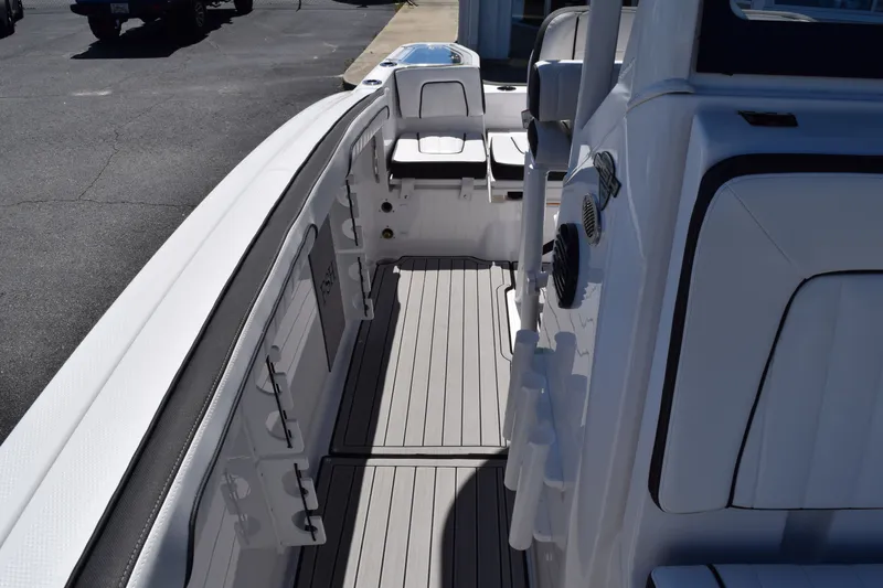 Slide: The Image of Interior view of Yamaha Boats 255 FSH Sport H 2026. - 19