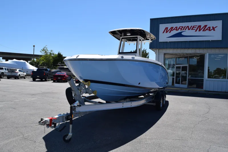 Slide: The Image of Yamaha 255 FSH Sport H 2026 in front of MarineMax store. - 4