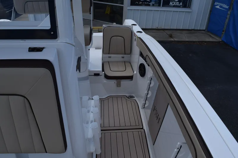 Slide: The Image of Interior of Yamaha 222FSH SP E boat, model year 2026. - 10