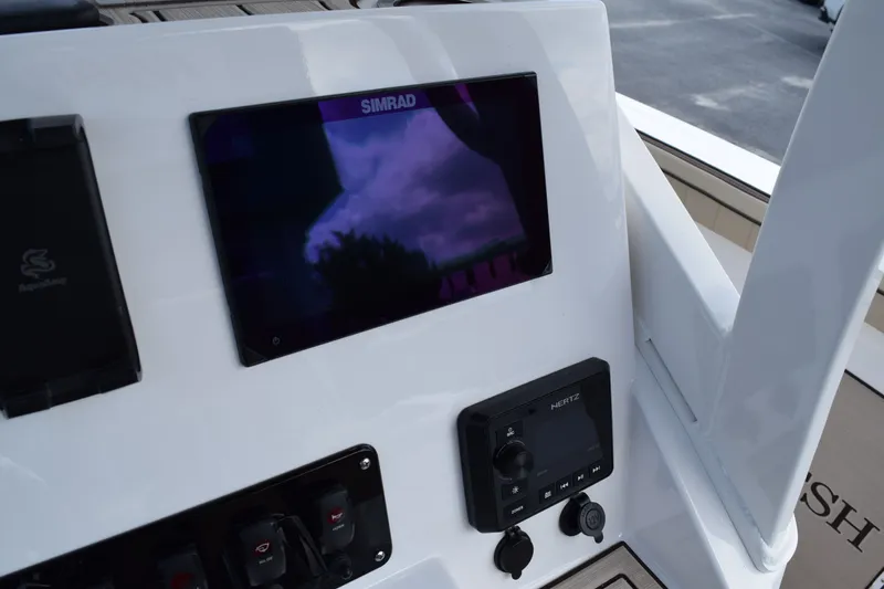 Slide: The Image of Yamaha 222FSH SP E 2026 boat console with Simrad display. - 12