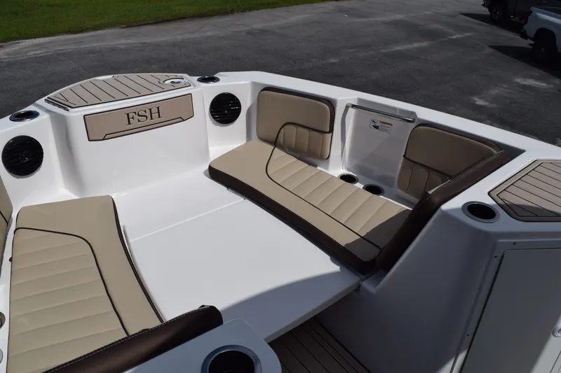 Slide: The Image of Interior of Yamaha Boats 222FSH SP E 2026 with beige seating. - 18