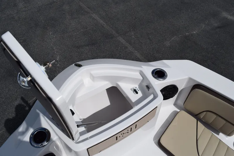 Slide: The Image of Yamaha 222FSH SP E 2026 boat with open storage compartment. - 19