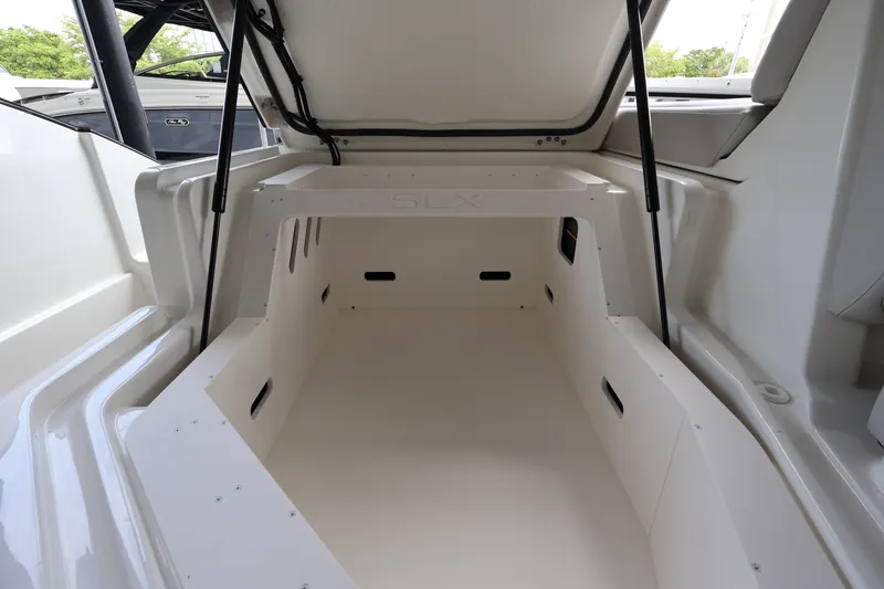 Slide: The Image of Sea Ray SLX 260 Outboard 2027 - 32