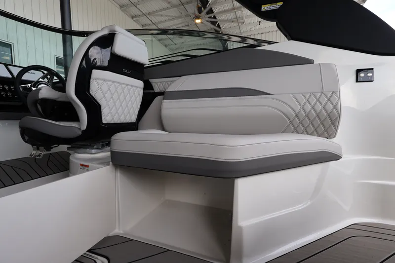 Slide: The Image of Sea Ray SLX 260 Outboard 2027 - 14