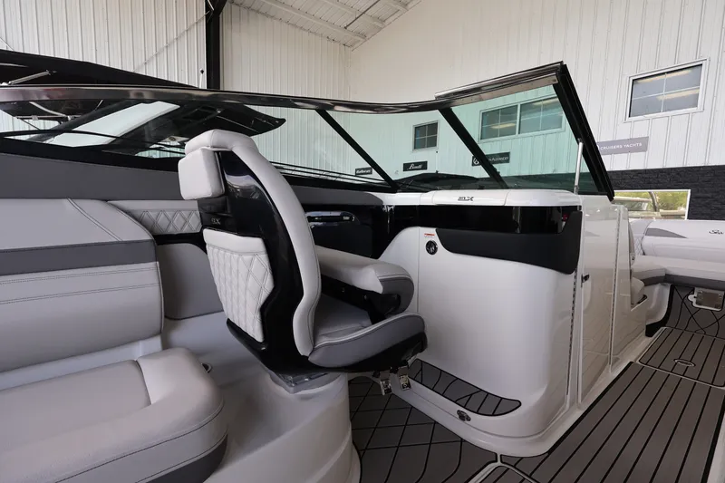 Slide: The Image of Sea Ray SLX 260 Outboard 2027 - 15