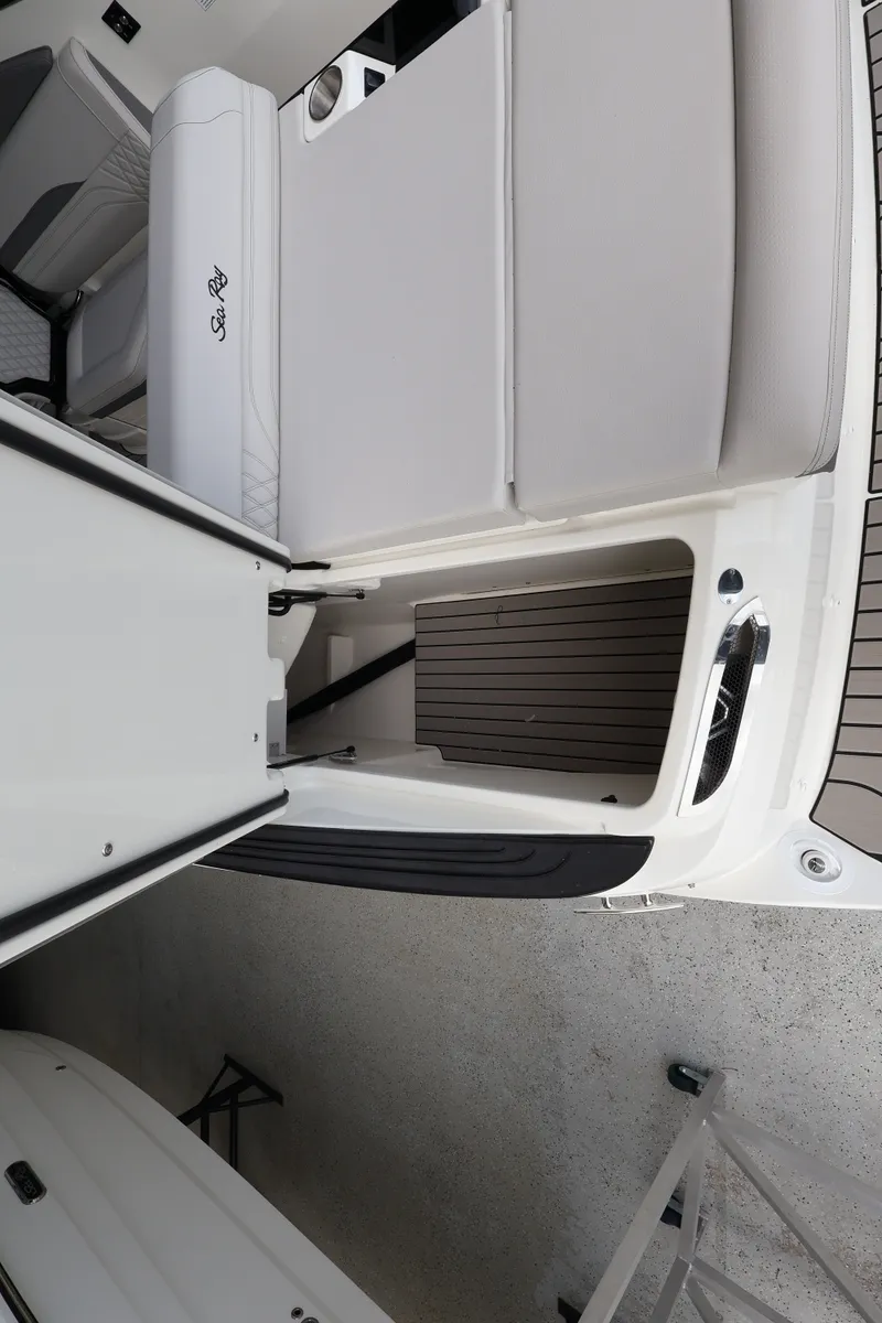 Slide: The Image of Sea Ray SLX 260 Outboard 2027 - 33
