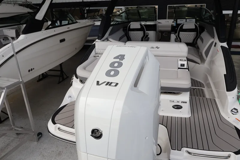 Slide: The Image of Sea Ray SLX 260 Outboard 2027 - 7