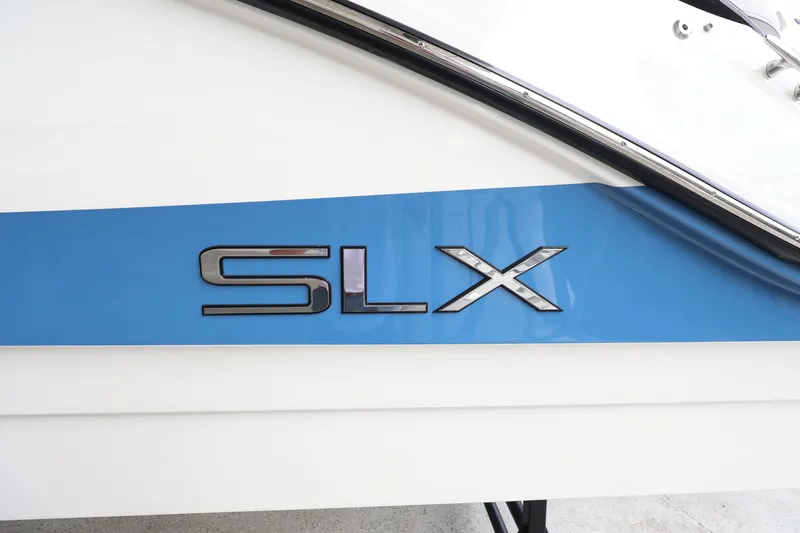 Slide: The Image of Sea Ray SLX 260 Outboard 2027 - 3