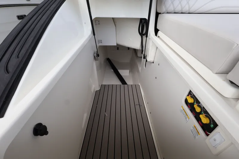 Slide: The Image of Sea Ray SLX 260 Outboard 2027 - 34
