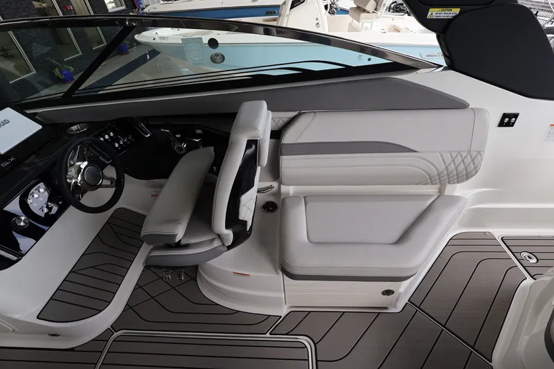 Slide: The Image of Sea Ray SLX 260 Outboard 2027 - 13