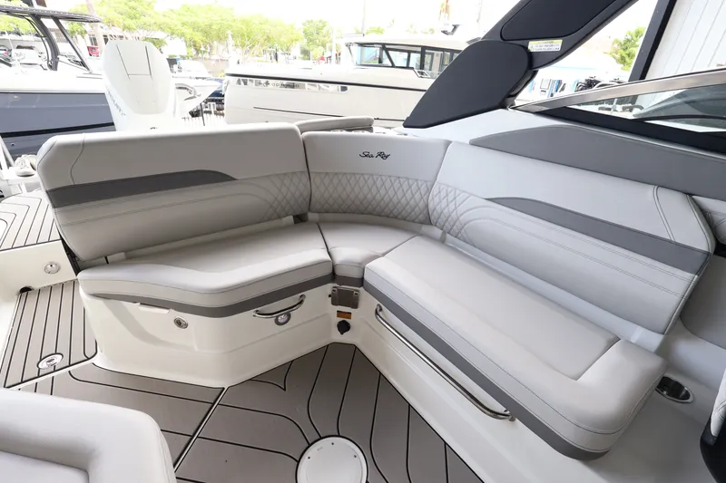 Slide: The Image of Sea Ray SLX 260 Outboard 2027 - 11