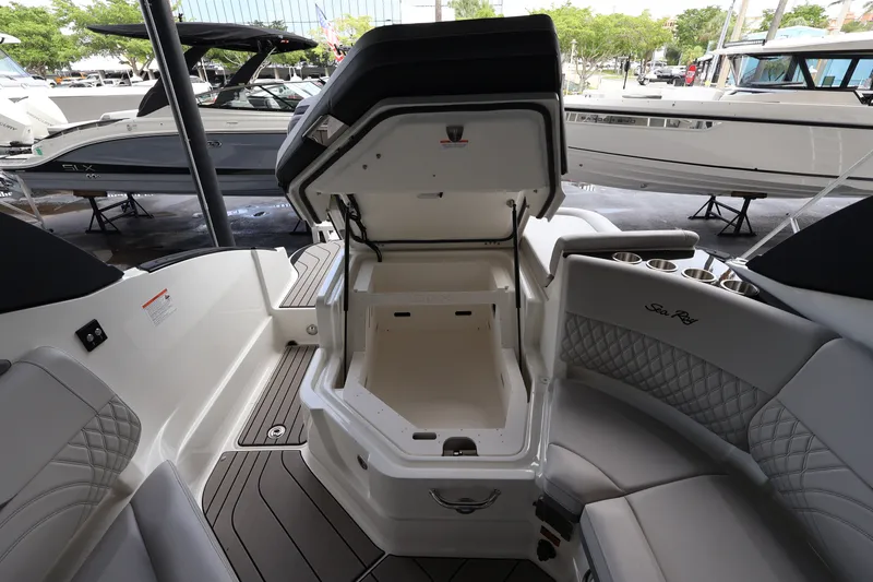 Slide: The Image of Sea Ray SLX 260 Outboard 2027 - 31