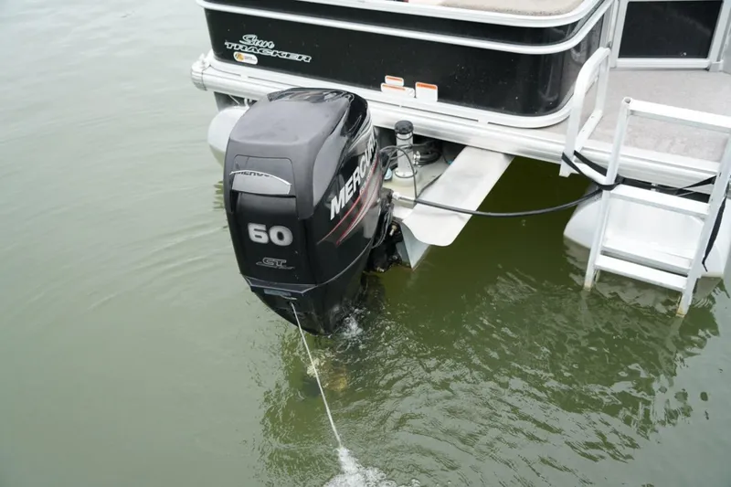 Slide: The Image of 2016 Sun Tracker Fishin' Barge 20 DLX with Mercury 60 outboard motor in water. - 10