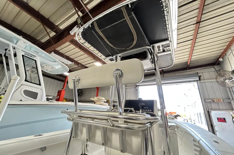 Slide: The Image of 2005 SeaCraft SC 23 Classic boat interior in a warehouse setting. - 12