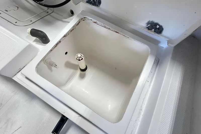 Slide: The Image of Livewell compartment on a 2005 SeaCraft SC 23 Classic boat. - 14