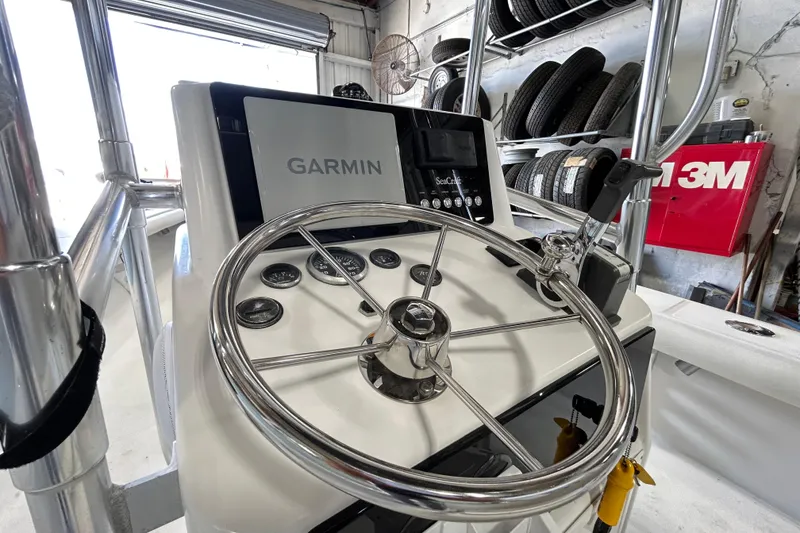 Slide: The Image of 2005 SeaCraft SC 23 Classic boat helm with Garmin navigation system. - 4
