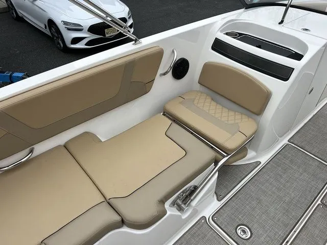 Slide: The Image of Bayliner VR6 Bowrider 2023 - 8