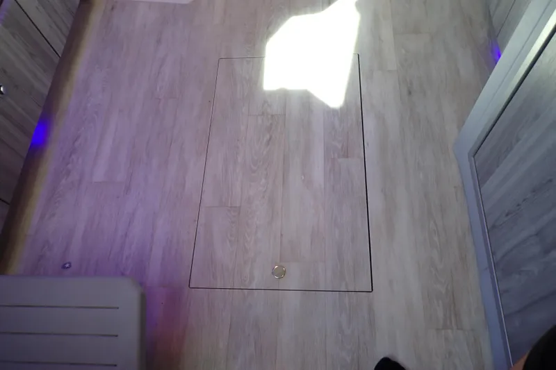 Slide: The Image of Wooden floor with hatch in 2022 Formula 400 Super Sport Crossover interior. - 26
