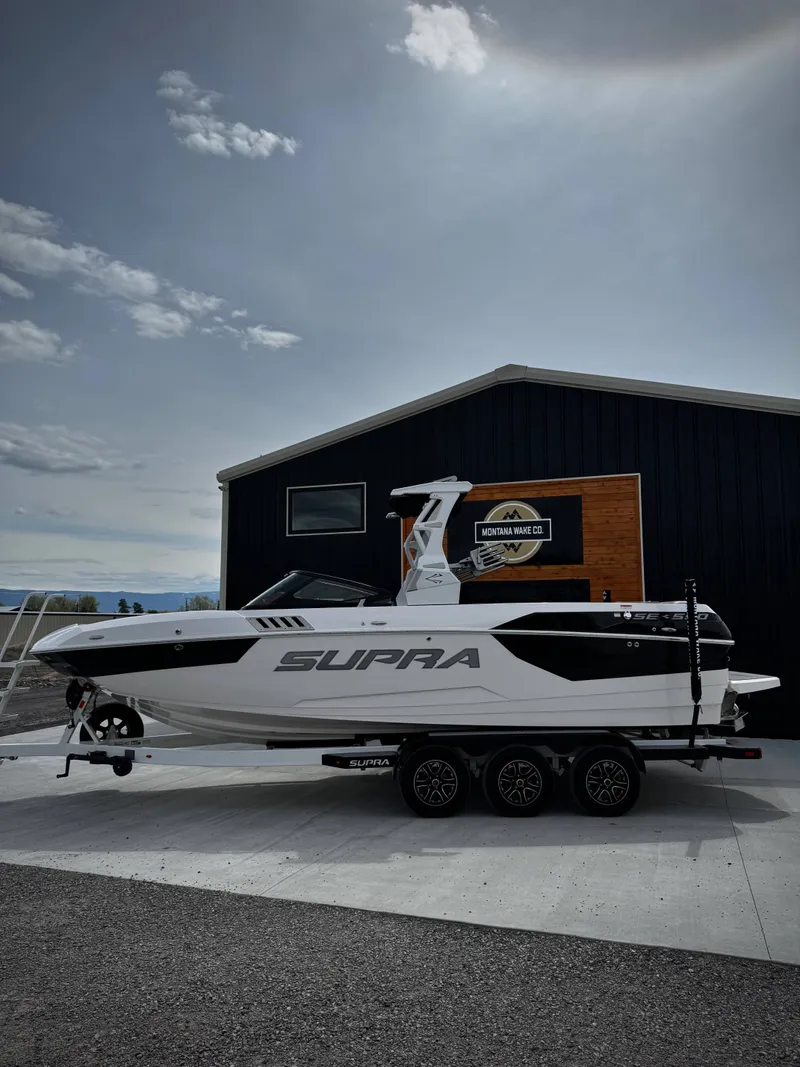 The Image of 2020 Supra SE 550 boat parked in front of a building. - 1
