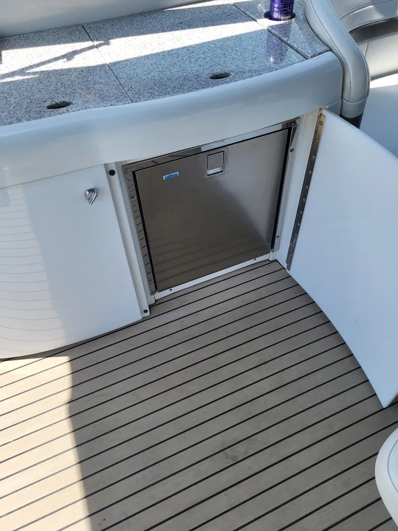 Slide: The Image of The 2005 Formula 370 Super Sport features a sleek cockpit with a built-in refrigerator. - 29