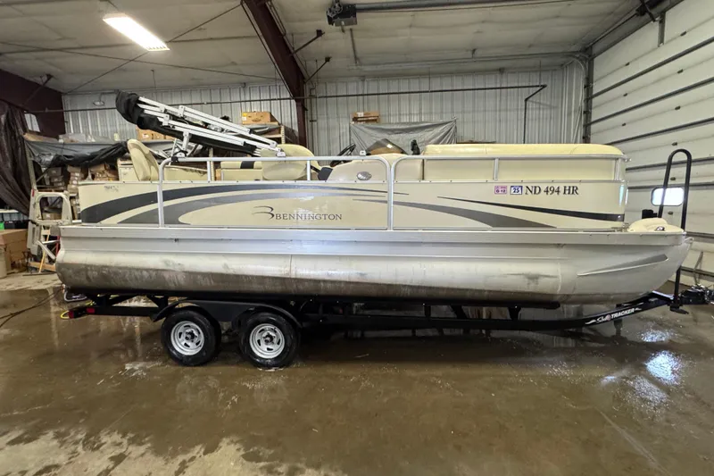 The Image of 2008 Bennington 2075GSi pontoon boat on trailer in indoor storage facility. - 0
