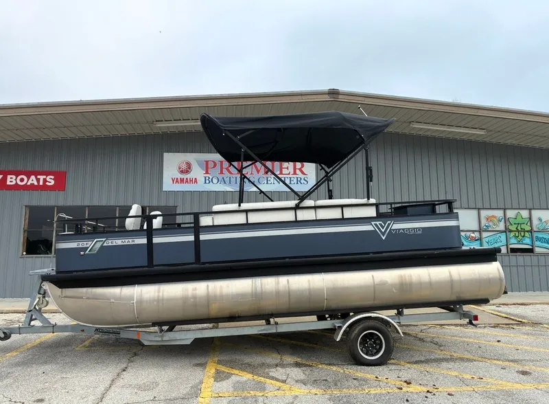 The Image of Misty Harbor DM20F 2022 pontoon boat outside a boating center. - 1