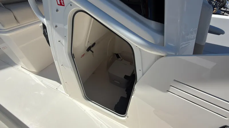 Slide: The Image of Boston Whaler 250 Dauntless 2027 - 14
