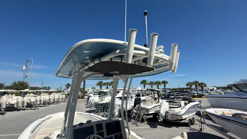 Slide: The Image of Boston Whaler 250 Dauntless 2027 - 25