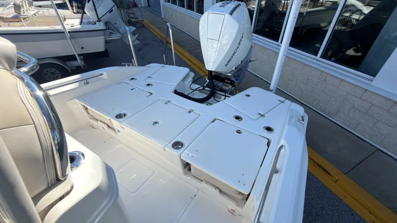Slide: The Image of Boston Whaler 250 Dauntless 2027 - 27