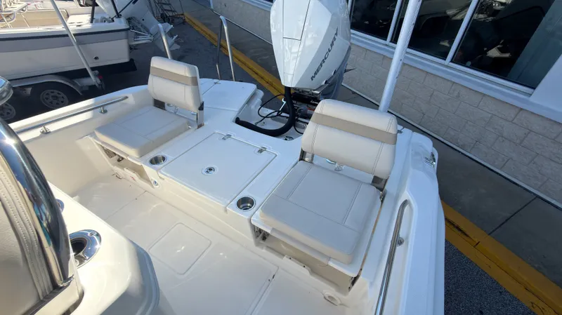 Slide: The Image of Boston Whaler 250 Dauntless 2027 - 28