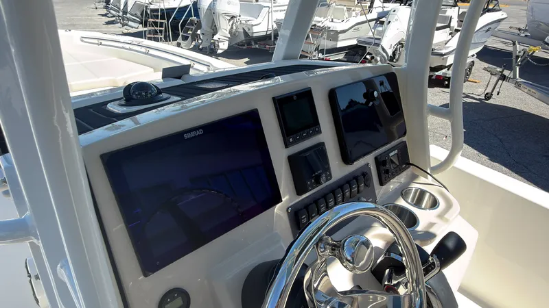 Slide: The Image of Boston Whaler 250 Dauntless 2027 - 16