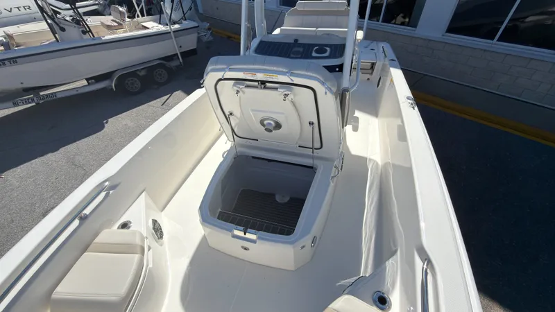 Slide: The Image of Boston Whaler 250 Dauntless 2027 - 12