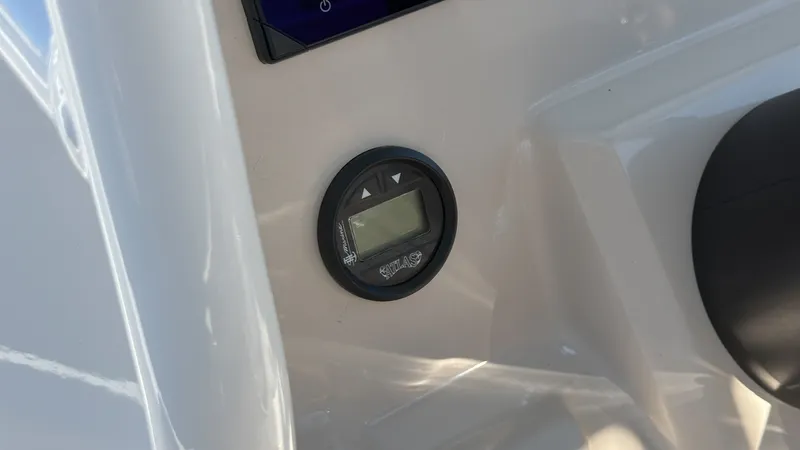 Slide: The Image of Boston Whaler 250 Dauntless 2027 - 17