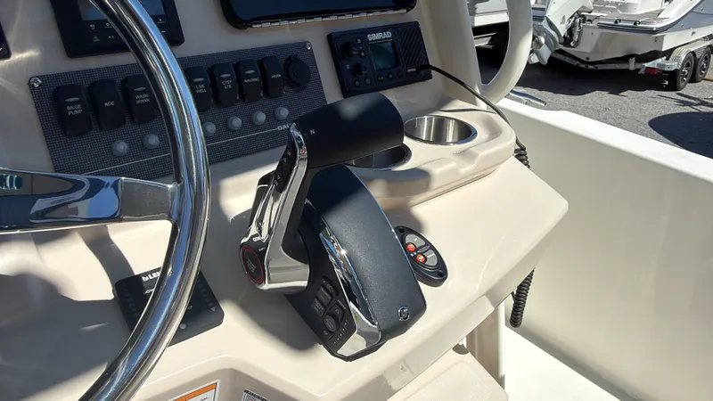 Slide: The Image of Boston Whaler 250 Dauntless 2027 - 22