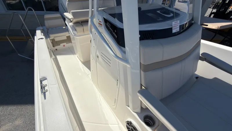 Slide: The Image of Boston Whaler 250 Dauntless 2027 - 13