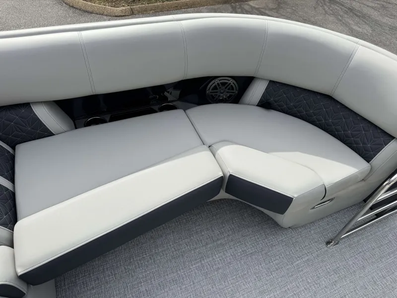 Slide: The Image of Luxurious seating on Harris Grand Mariner 230, 2025 model. - 30