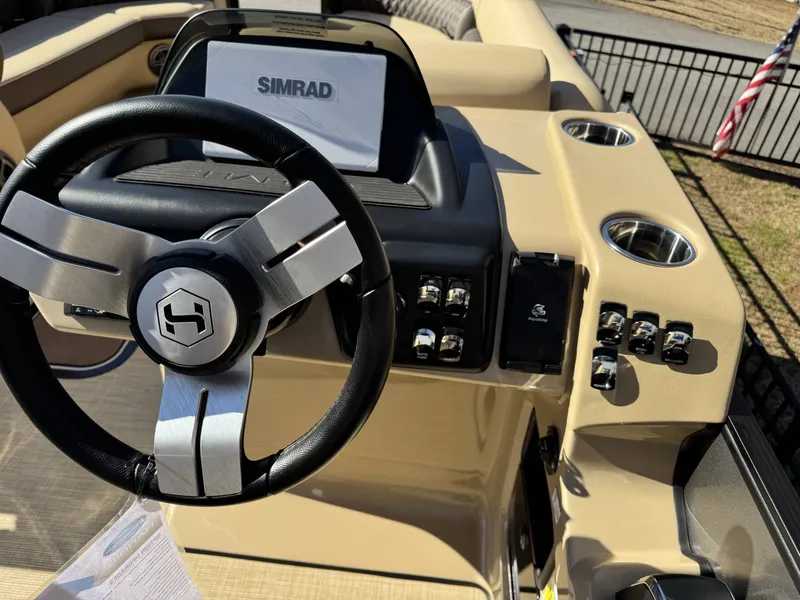 Slide: The Image of Steering console of Harris SUN 250 boat, model year 2025. - 17