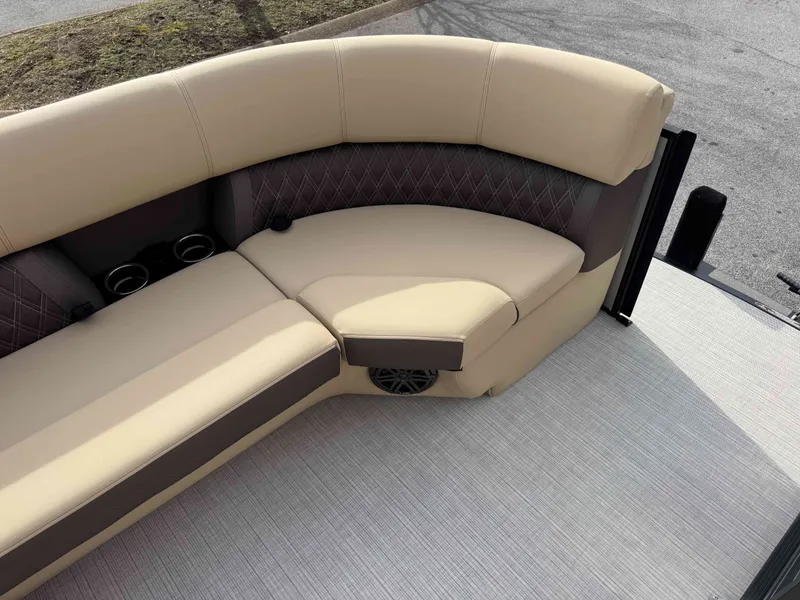 Slide: The Image of Luxurious seating on Harris SUN 250 SPORT 2025 boat. - 19