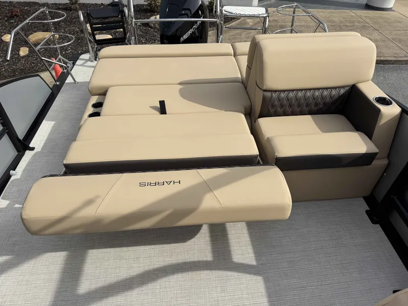Slide: The Image of Harris SUN 250 SPORT 2025 boat with luxurious beige seating. - 4