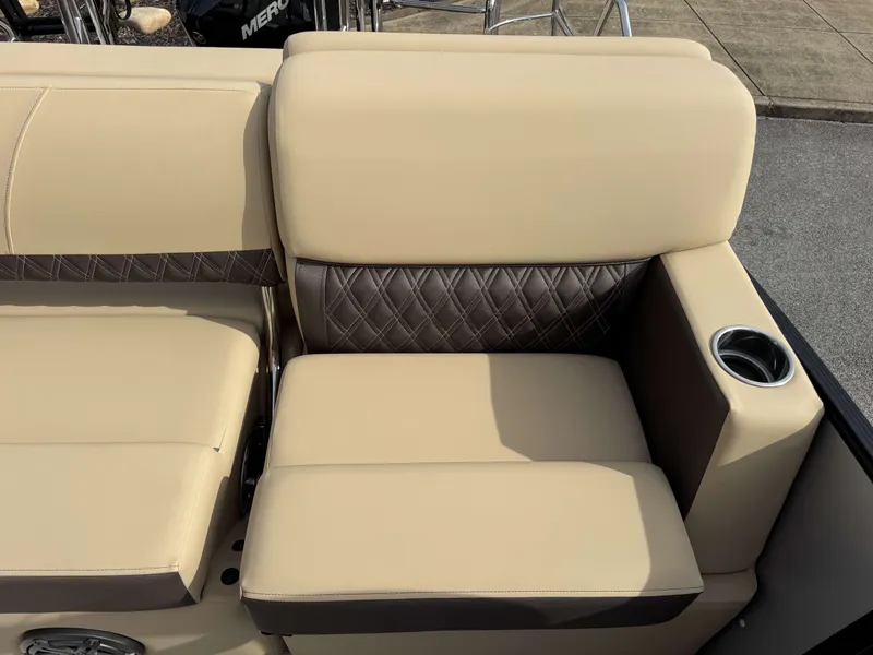 Slide: The Image of Beige and brown seat in Harris SUN 250 SPORT 2025 boat. - 9