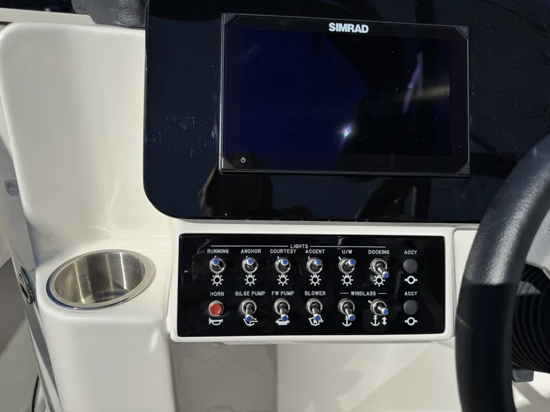 Slide: The Image of Sea Ray SDX270 SURF 2025 dashboard with Simrad display. - 20