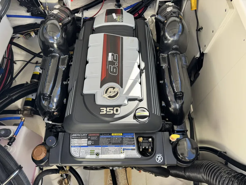 Slide: The Image of 2025 Sea Ray SDX270 SURF engine with 6.2L 350 HP. - 34