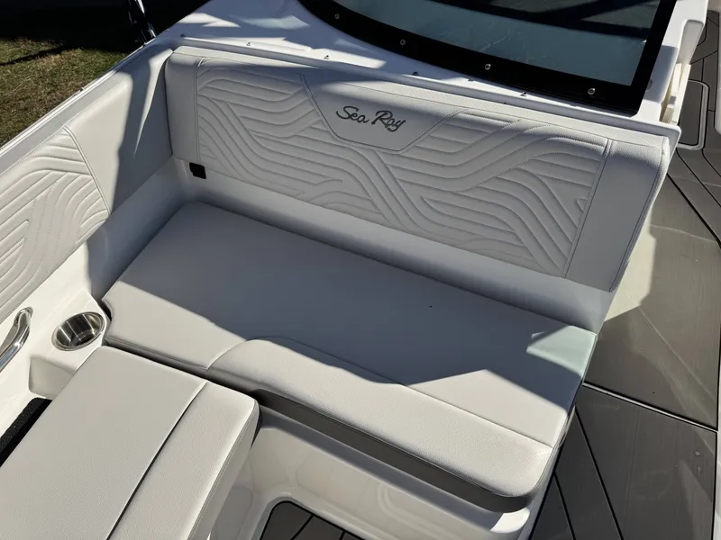 Slide: The Image of 2025 Sea Ray SDX270 SURF boat seat with stylish design. - 7