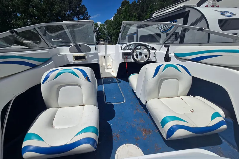 Slide: The Image of 1999 Wellcraft 186 SS/S boat interior with blue and white seating and dashboard. - 18