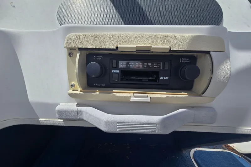 Slide: The Image of 1999 Wellcraft 186 SS/S boat dashboard with vintage radio controls. - 22