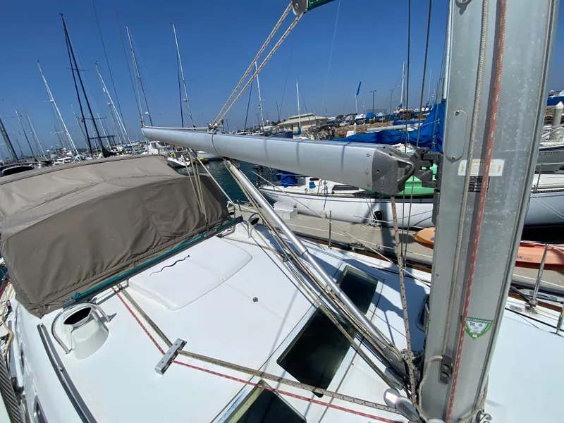 Slide: The Image of 2003 Beneteau 423 sailboat docked at a marina on a sunny day. - 10