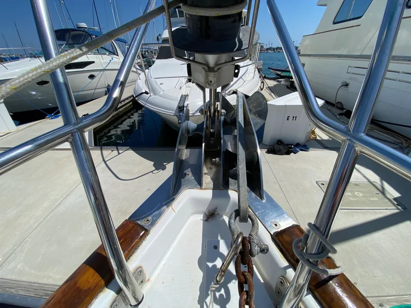 Slide: The Image of Bow of a 2003 Beneteau 423 sailboat docked at a marina. - 12