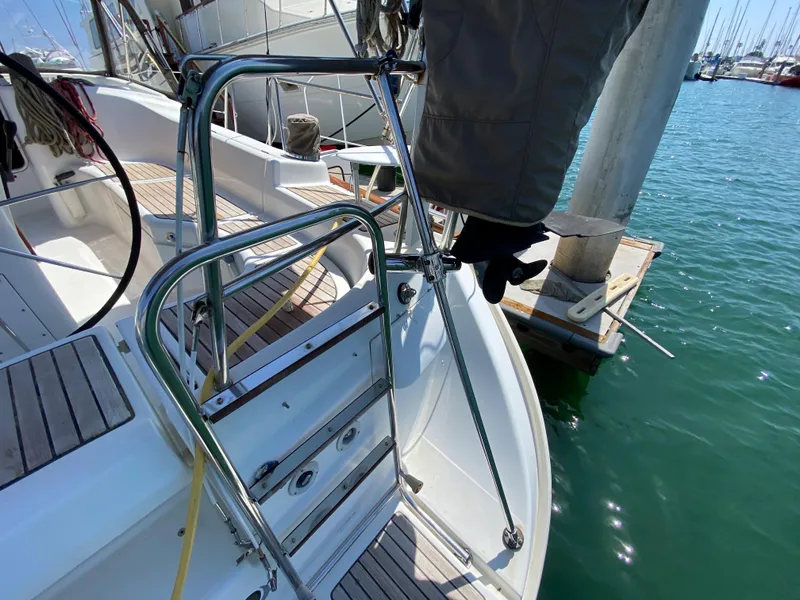 Slide: The Image of 2003 Beneteau 423 sailboat stern with stainless steel ladder and teak decking. - 24